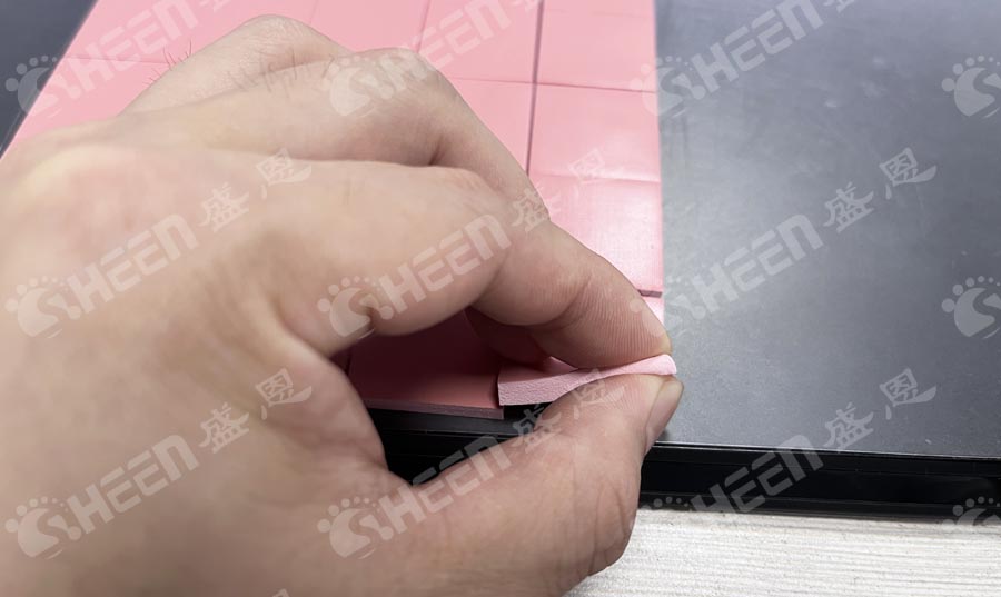 高回彈導熱硅膠片.jpg 高回彈導熱硅膠片.jpg